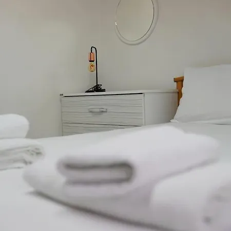 Muestakil Bahceli, Huzurlu Tatil *